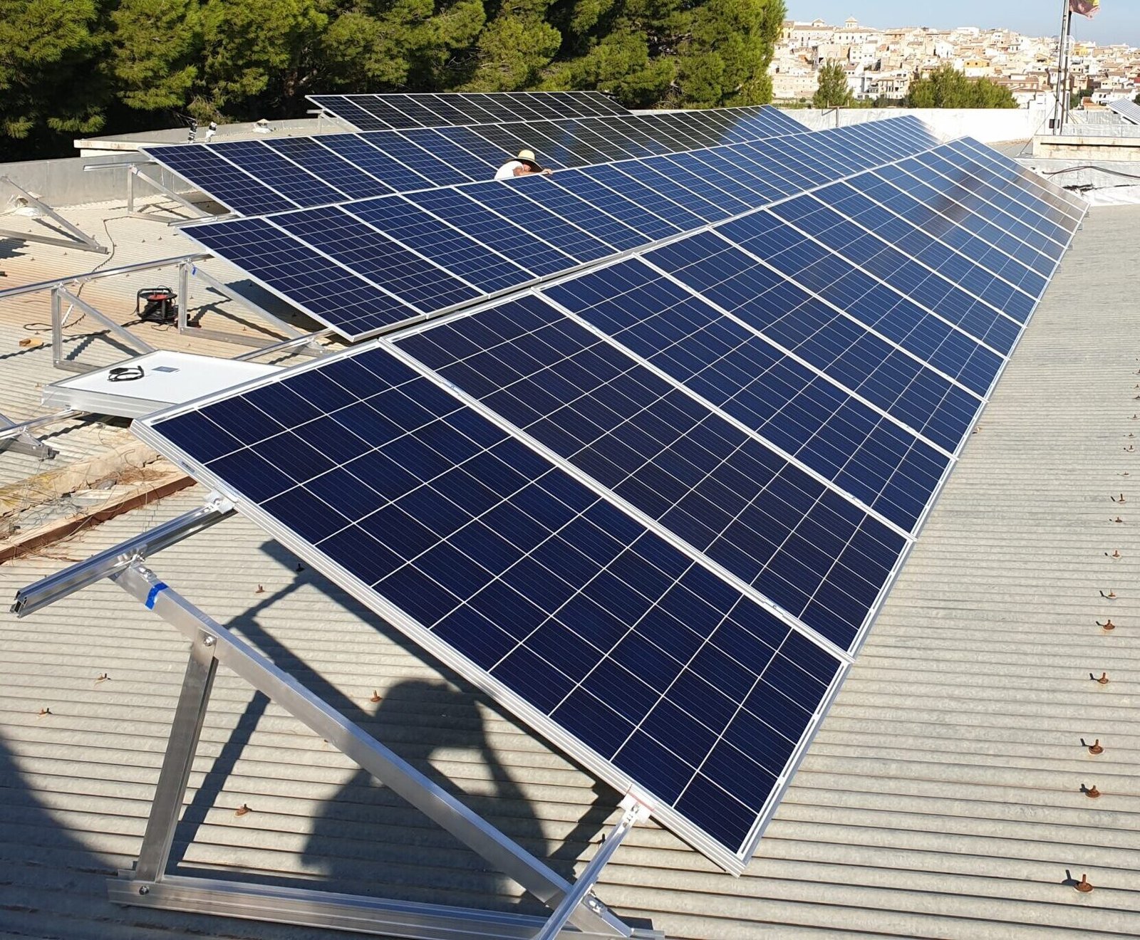 Paneles solares fotovoltaicos instalados en una casa moderna