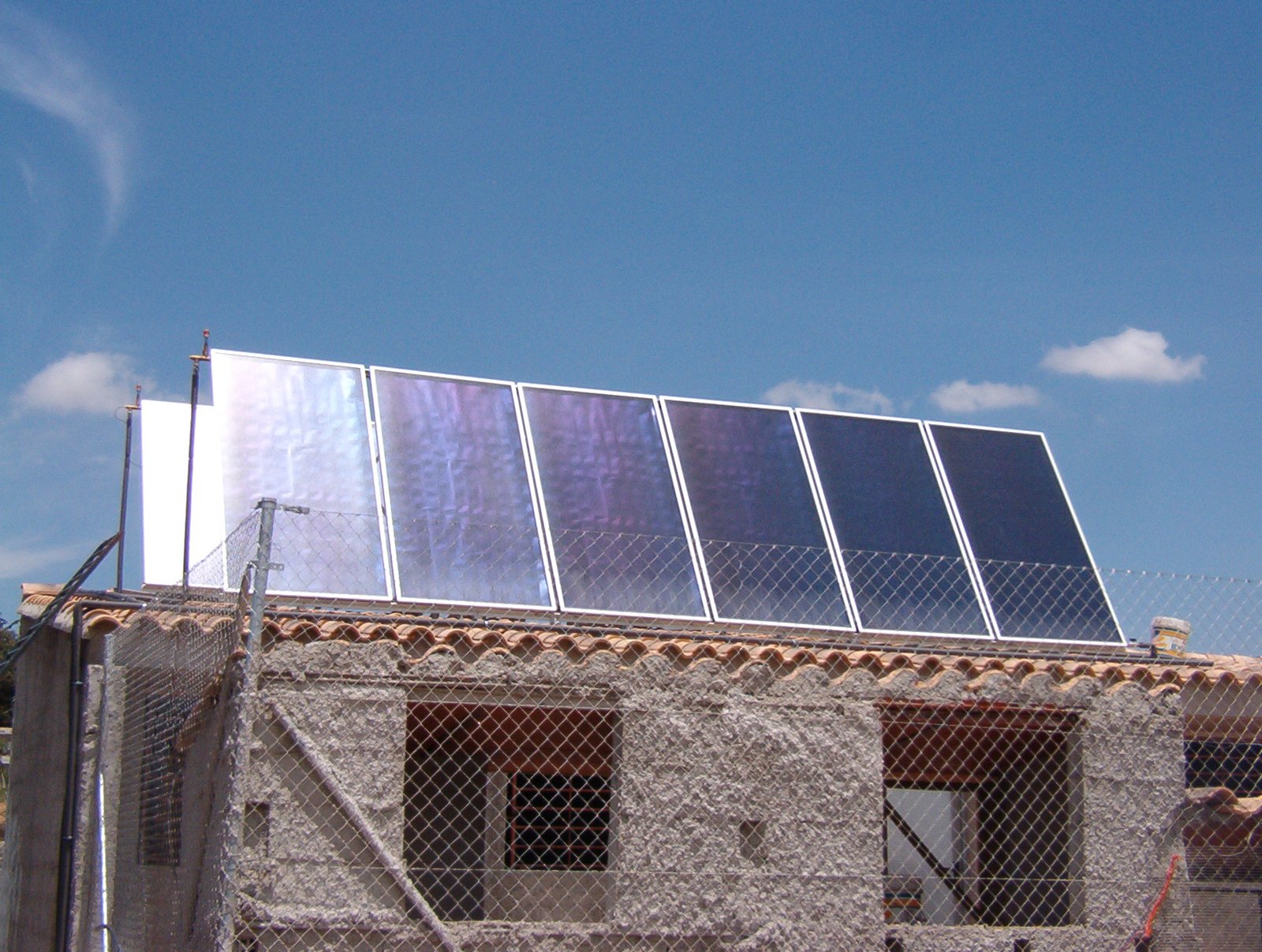 Paneles solares térmicos instalados en una casa moderna