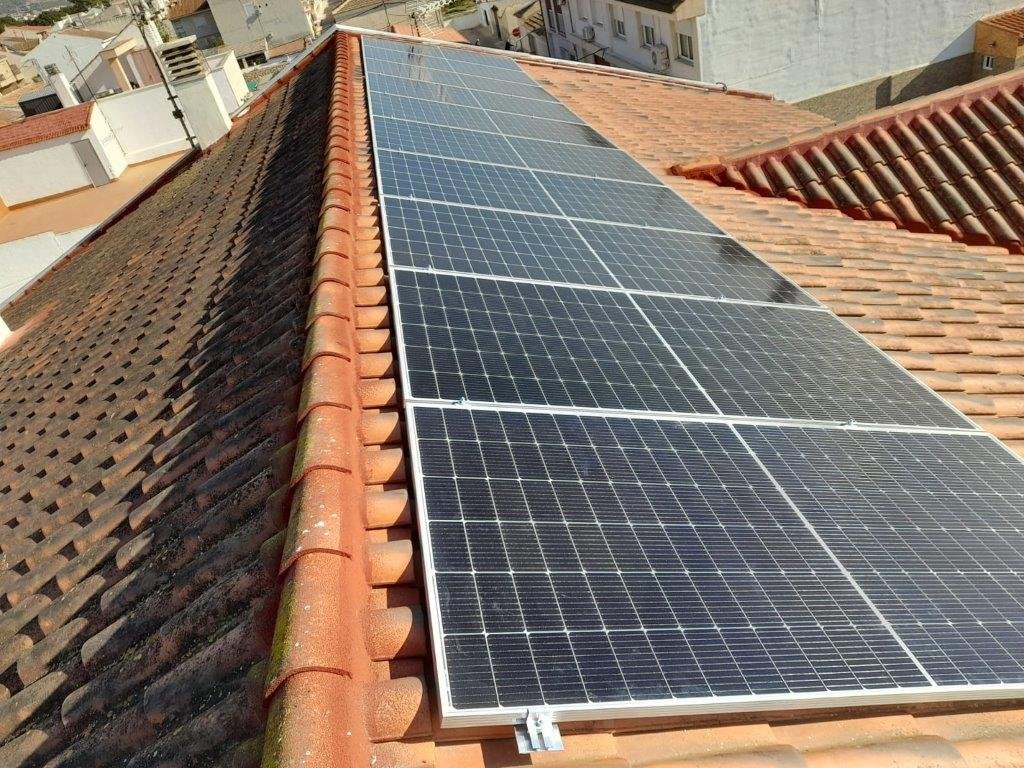 instalación solar fotovoltaica de autoconsumo colocada en el tejado de una vivienda