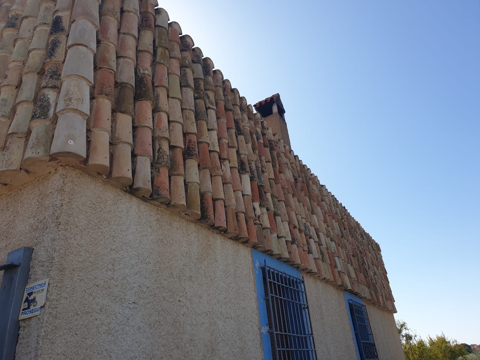casa ecológica con tejas colocadas en la fachada