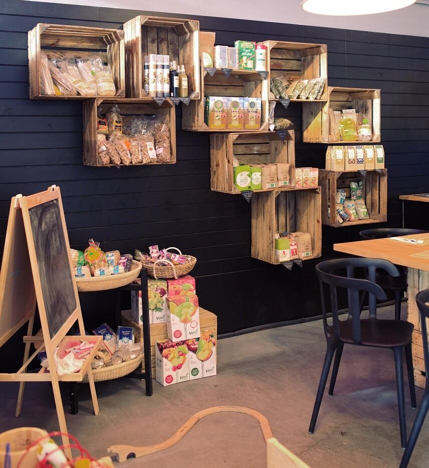 interior de una tienda decorado con cajas de madera usadas para poner productos