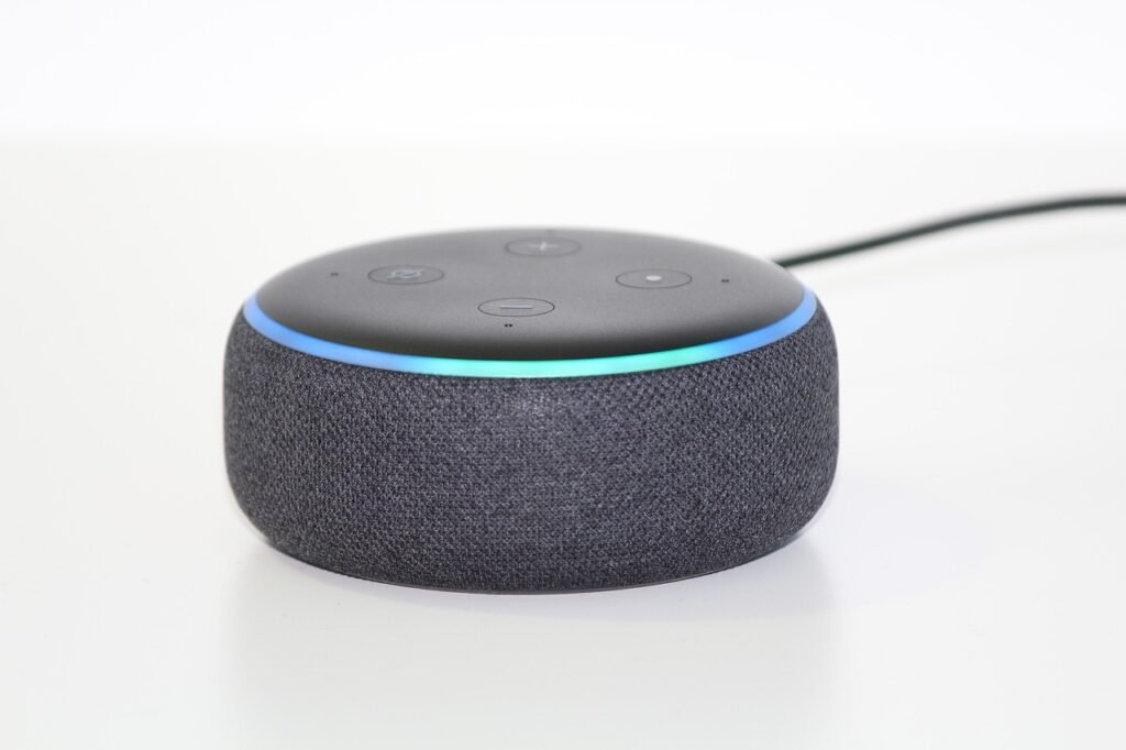 Altavoz alexa sobre una mesa para control domótico