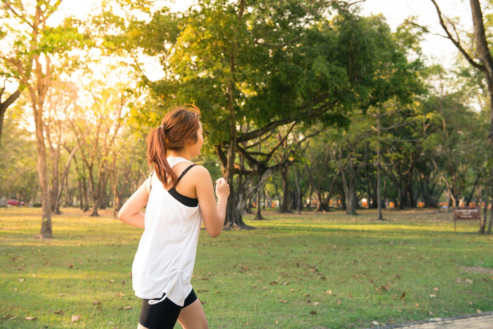 Mujer haciendo corriendo enmedio de la naturaleza