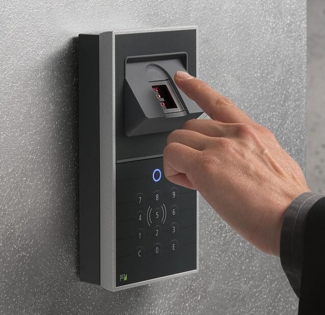 Control de accesos con sensor de huella dactilar